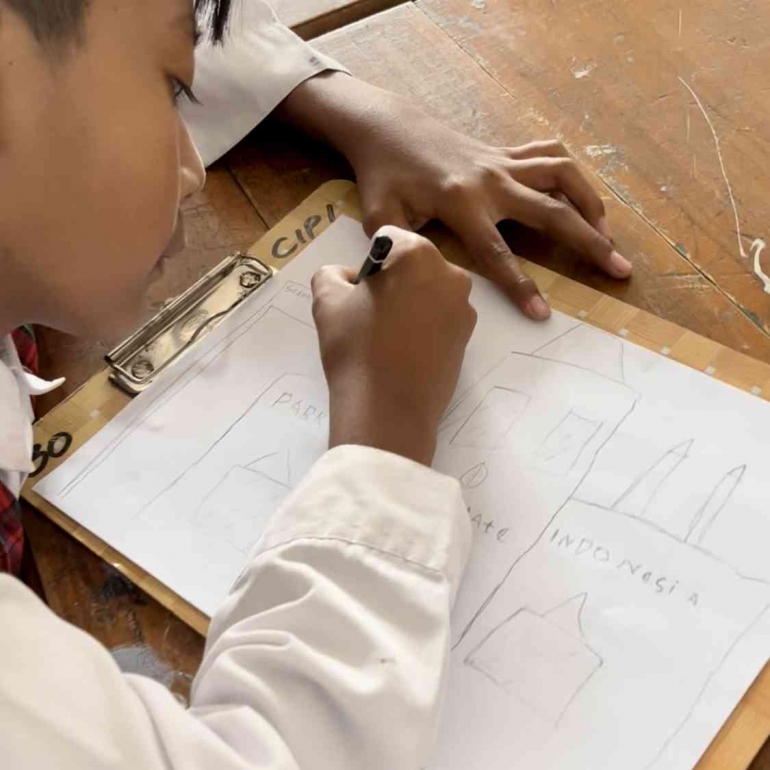 Membuat Sketsa Bangunan oleh Siswa Kelas 6 SD Negeri 177 Cipedes (Dokpri)