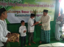 Selain santunan, Kkg PAI membagikan benih kelapa hibrida kepada lembaga yang secara simbolis diterima salah satu siswa | Foto: Siti Nazarotin 