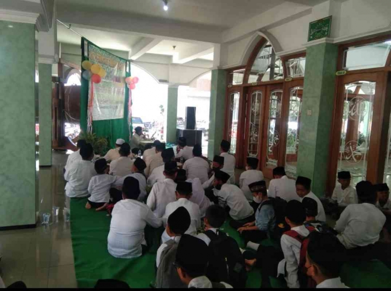 Bapak-bapak dan anak laki-laki mengikuti acara dengan hidmat | Foto: Siti Nazarotin 