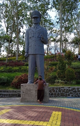 Patung mantan Presiden Soeharto dengan senyum khasnya. Isih eling esemku to? (Dokpri by IYees) 