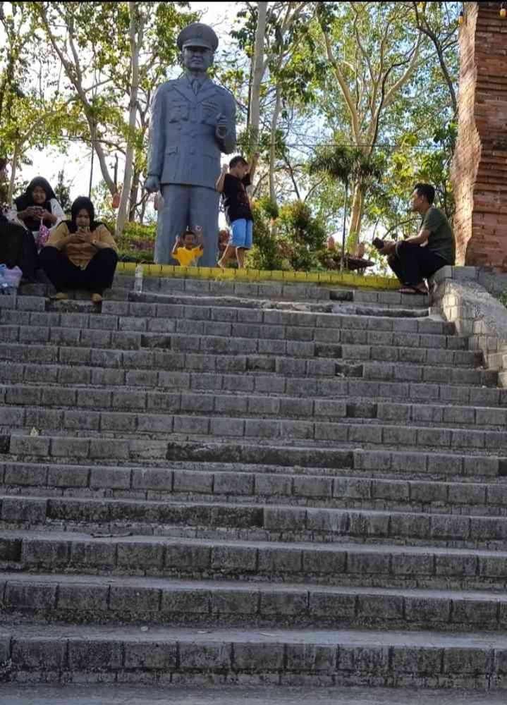 Naik tangga berundak akan dijumpai foto raksasa mantan presiden Soeharto (dokpri by IYees) 