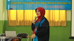 Nining Rahayu, Kepala Sekolah SMPN 37 Bandung Menyampaikan Sambutan/Dokumentasi pribadi