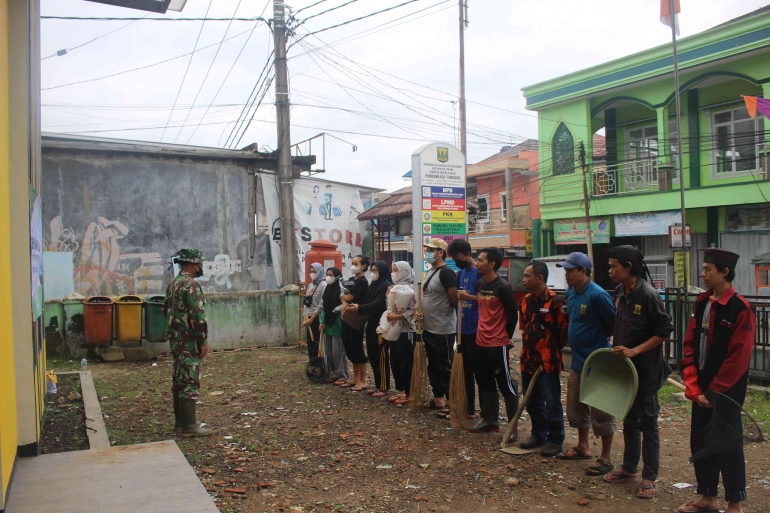 [RAWAN BANJIR!] Mahasiswa KKN-T IPB 2022 bersama Warga Desa Pondokkaso Gotong Royong