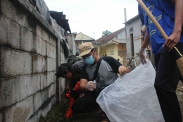 [RAWAN BANJIR!] Mahasiswa KKN-T IPB 2022 bersama Warga Desa Pondokkaso Gotong Royong