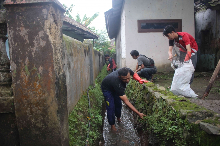 [RAWAN BANJIR!] Mahasiswa KKN-T IPB 2022 bersama Warga Desa Pondokkaso Gotong Royong