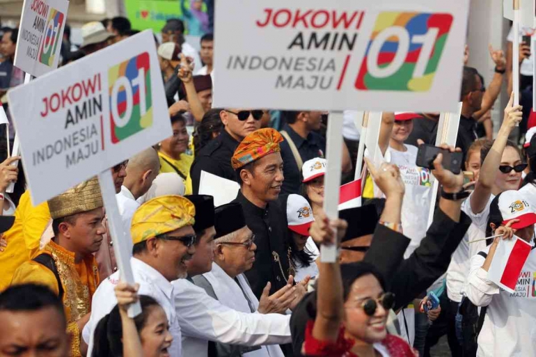 Pasangan Jokowi - Ma'ruf Amin di tengah massa pendukungnya | mediaindonesia.com