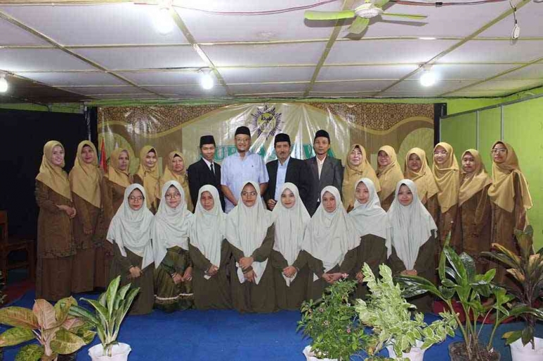 Para pendidik Madrasah Mufidah. foto: dok/ist