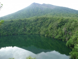 Danau Tolire dan Gunung Gamalama di Pulau Ternate (@Hanom Bashari) 
