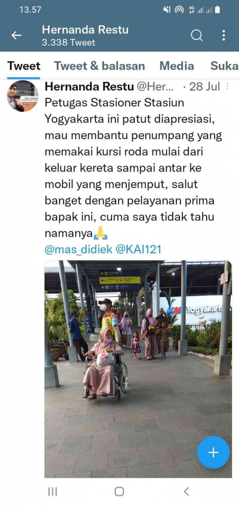 Foto security yang membantu pengguna kereta api di Stasiun Yogyakarta. (sumber foto akun twitter Hernanda Restu).
