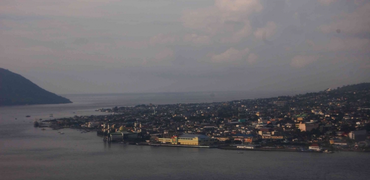 Permukiman Kota Ternate di sisi timur pulau (@Hanom Bashari) 