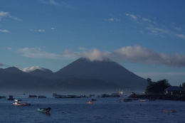 Ternate dengan latar Gunung Kie-matubu di Pulau Tidore (@Hanom Bashari) 