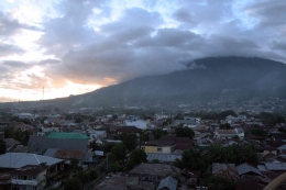 Permukiman di Kota Ternate dan Gunung Gamalama di bagian latar (@Hanom Bashari)