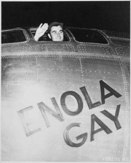 Kol. Paul Tibbets, Jr melambai dari kokpit Enola Gay sebelum berangkat ke Hiroshima, 6 Agustus 1945/Arsip Nasional AS 