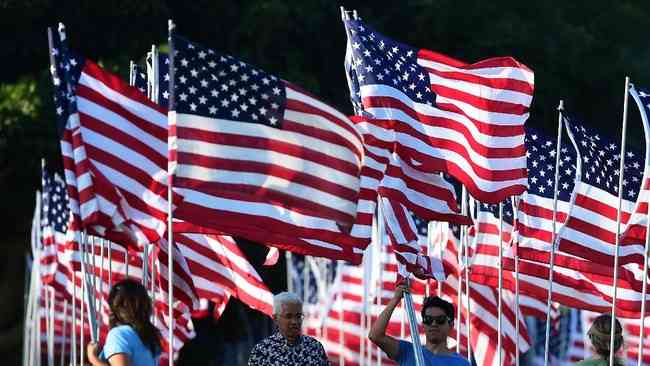 Nampak belasan bendera Amerika dikibarkan (sumber: cnnindonesia.com)