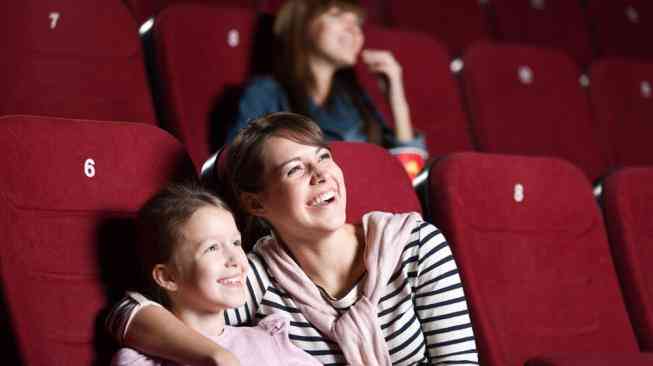 ilustrasi mendampingi anak menonton film (sumber:shutterstock via suara.com)