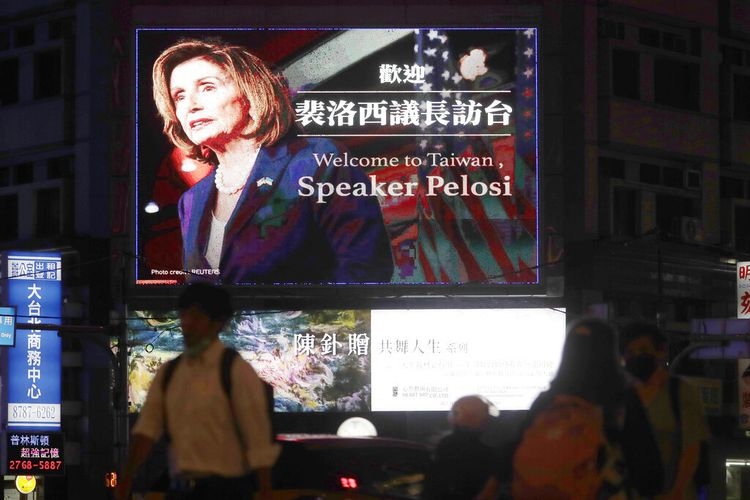 Orang-orang berjalan melewati papan reklame menyambut Ketua DPR AS Nancy Pelosi, di Taipei, Taiwan, Selasa, 2 Agustus 2022.| AP PHOTO/CHIANG YING YING via Kompas.com