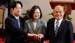 Nampak Wiiliam le, Presiden Taiwan bersama PM Su Tseng-chang (kanan) sedang berjabat tangan (sumber: zeenews.india.com)