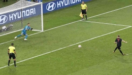 Keengganan kiper untuk diam di tengah saat penalti merupakan contoh action bias | Gambar oleh Khaled Elfiqi via Beritagar.id