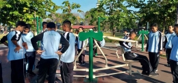 Anak sekolah memanfaatkan sarana olah raga (Foto: Dokumen Pribadi)