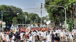 Massa Partai Gerindra dan PKB arak-arakan menuju KPU, Senin sore WIB (08/08) (Sumber: tribunnews.com)