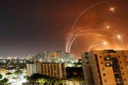 Iron Dome Israel mencegat roket yang diluncurkan dari Jalur Gaza menuju Israel, seperti yang terlihat dari Ashkelon, Israel, 12 Mei. REUTERS/Amir Cohen