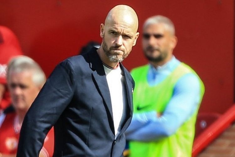 Pelatih MU Erik ten Hag mendampingi timnya pada laga perdana Liga Inggris musim 2022-2023 kontra Brighton & Hove Albion pada Minggu (7/8/2022). Foto: AFP/Lindsey Parnaby via Kompas.com