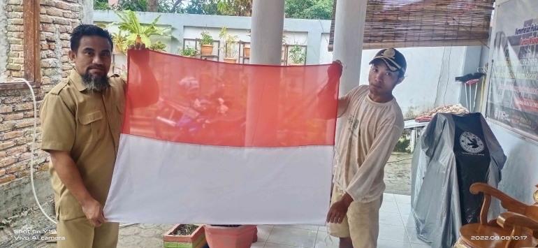 Dokumentasi Pembagian Bendera Merah Putih ke Masyarakat  (Dokpri)