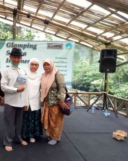 Memberikan buku A Female Rider's Diary untuk Ahmad Tohari dalam acara Glamping Sastra Indonesia (dokpri)