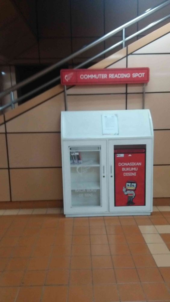 Commuter Reading Spot Stasiun Cikini- Dok Pri