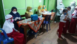 Vaksinasi di SD Islam Mufidah. foto: dok/ist
