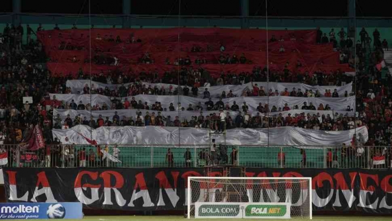 Suporter Garuda Asia mendukung tim kesayangan mereka di Stadion Maguwoharjo Sleman (Foto Antara/Andreas Fitri Atmoko). 