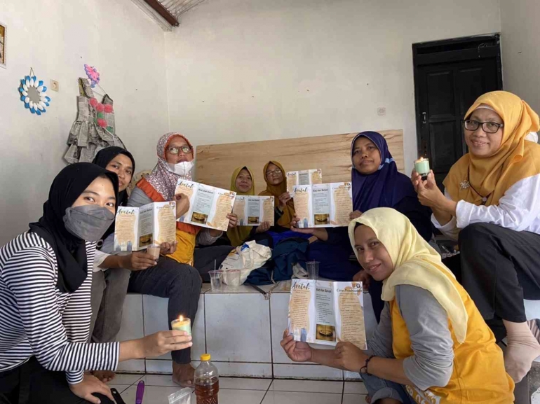 Demo dan Sosialisasi Pembuatan Lilin Aromaterapi dari Minyak Jelantah kepada Ibu-Ibu PKK RW 06 Kelurahan Bringin, Kota Semarang. Sumber: Dokumen Pribadi