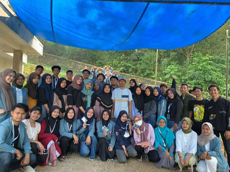 Mahasiswa Kelompok KKN 172 UPI beserta masyarakat kelurahan Gunungtandala RW 14, Minggu (31/7). Foto: Handi Firlana