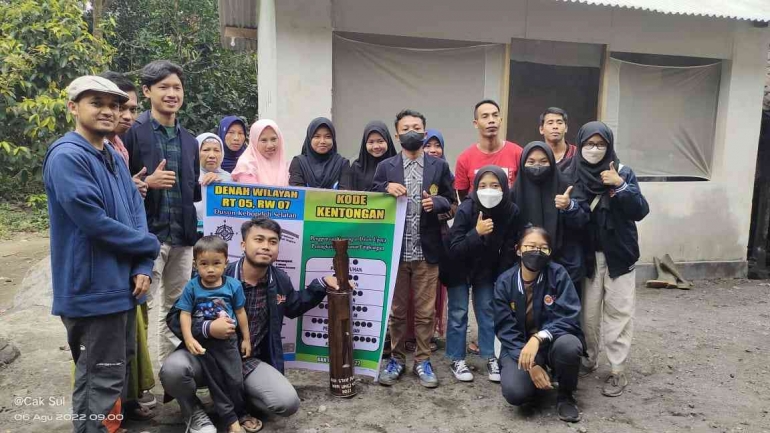 KKN Unej Kelompok 429 bersama warga RT 05 Dusun Kebondeli Selatan, Desa Sumberwuluh. Dokpri