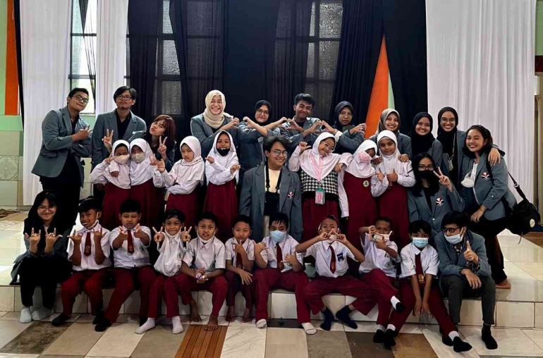 Foto bersama dengan siswa/siswi SD IT Al-Fajr/dokpri