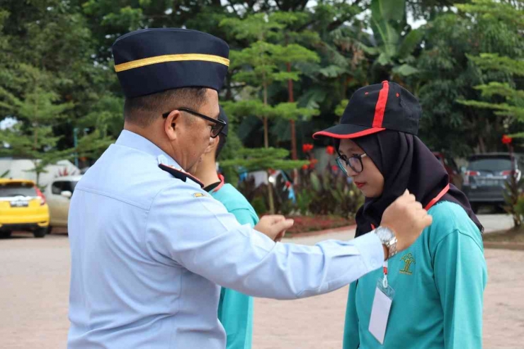 Penyamatan Tanda Peserta Oleh Kakanwil Kemenkumham Gorontalo Heni Susila Wardoyo Kepada Peserta Pelatihan FMD. Senin, (08/08/2022).  Dok. Lapas Gorontalo