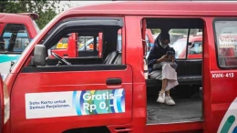 ilustrasi perempuan naik angkutan umum (sumber:via foto.tempo.co)