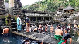Pengunjung mengikuti ritual Melukat di Pura Tirta Empul (Dokumentasi pribadi)