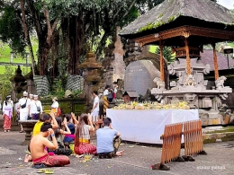 Beberapa turis berdoa sebelum mengikuti ritual Melukat (Dokumentasi pribadi)