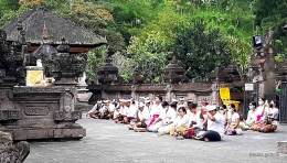 Sejumlah umat Hindu sembahyang di Pura Tirta Empul (Dokumentasi pribadi)