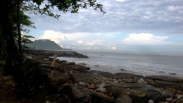 Pantai Padang dengan Gunung Padang yang mempesona. Sumber: dokpri