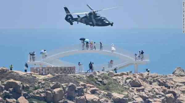 Helikopter militer China terbang di atas Pulau Pingtan, salah satu titik terdekat daratan China ke pulau Taiwan. Foto: Getty Images.