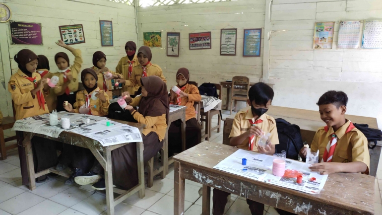 (23/7) Latihan Recycle Botol Bekas Oleh Siswa SDN 1 Sogo, Kab. Blora (Foto dok. pribadi)