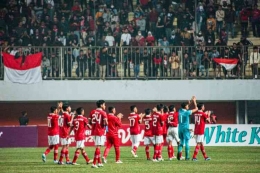 Skuad Garuda Asia menyambut dukungan suporter di Stadion Maguwoharjo Sleman Yogyakarta (Foto Kompas.com/Mochamad Sadheli). 