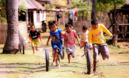 Anak anak yang sedang lomba mengemudikan sebuah ban. Foto by Kabar lumajang.com oleh Ludviyatul Witri