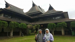 Aku bersama seorang sahabat semasa kuliah di Aula Barat ITB. Dokumen pribadi.