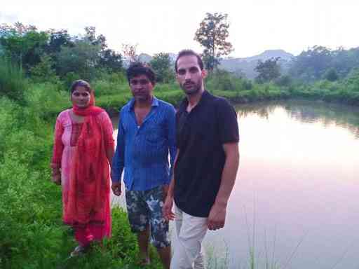Chinta Devi (kiri) bersama koleganya di depan kolam ikannya di distrik Reasi, J&K. | Sumber: jkumeed.in