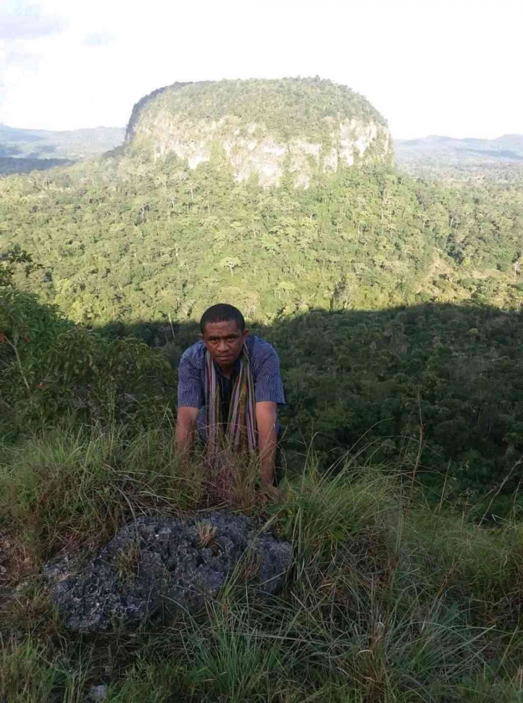 Bukit karang Fatukopa, alam Timor nan kering tapi eksotis. Foto Rm Rhino Rinoza, Pr. 