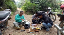 Beristirahat, sambil menyantap makanan di perjalanan (Dokumen istimewa dari Achmad Mustofa-Guru terpencil tepian buah)