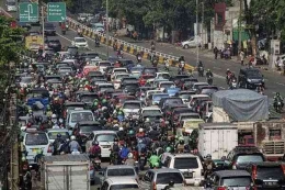 Ilustrasi kemacetan yang terjadi di ibukkota Jakarta (sumber: bisnis.com)